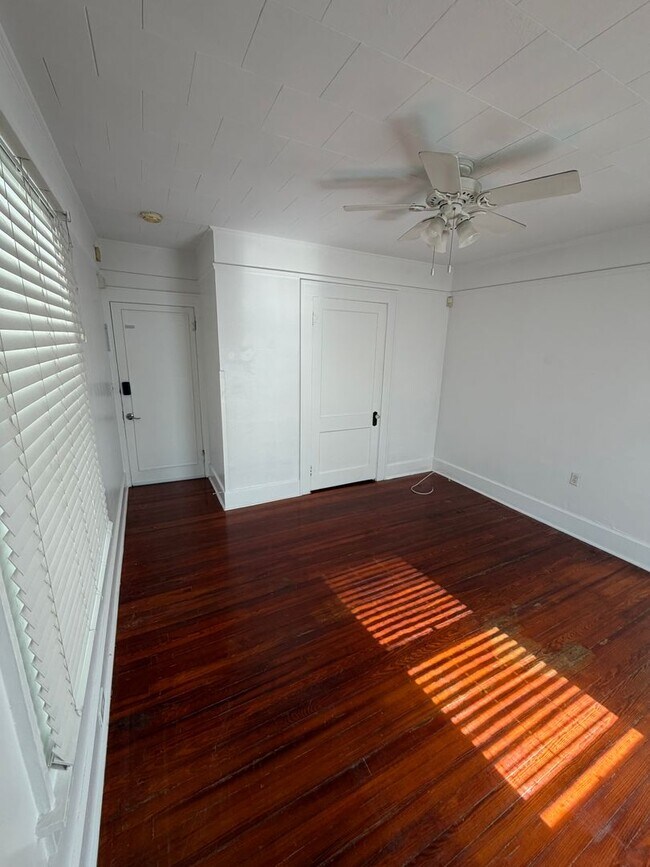 Building Photo - Modern Downtown Living — Steps from Everything St. Pete Has to Offer!