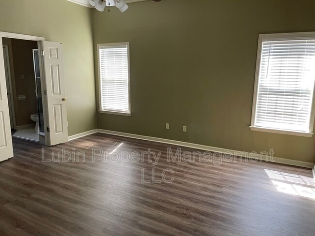 Building Photo - 520 Bruins Trce