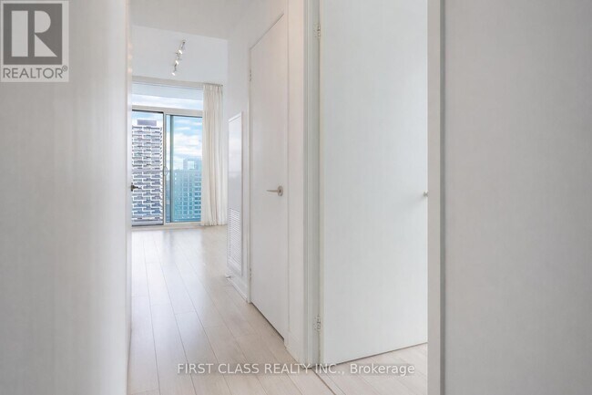 Photo du bâtiment - 33 Helendale Ave