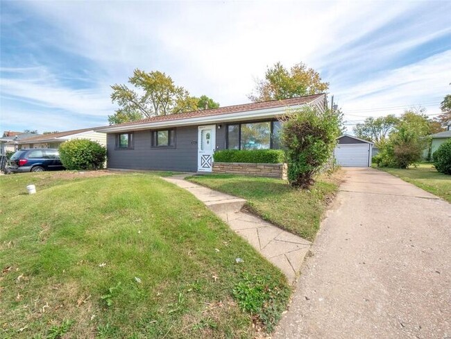 Building Photo - Welcome to 8264 Morganford!