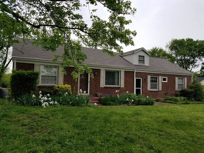 Foto del edificio - 4015 Moss Rose Dr