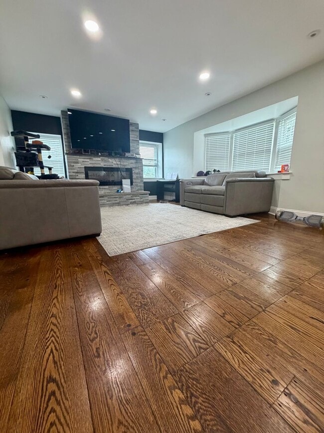 Building Photo - Stunning Home in Rolling Green Neighborhood of Springfield Township. Available in Mid-September!