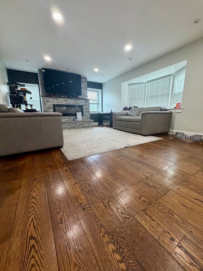 Foto del edificio - Stunning Home in Rolling Green Neighborhood of Springfield Township. Available in Mid-September!