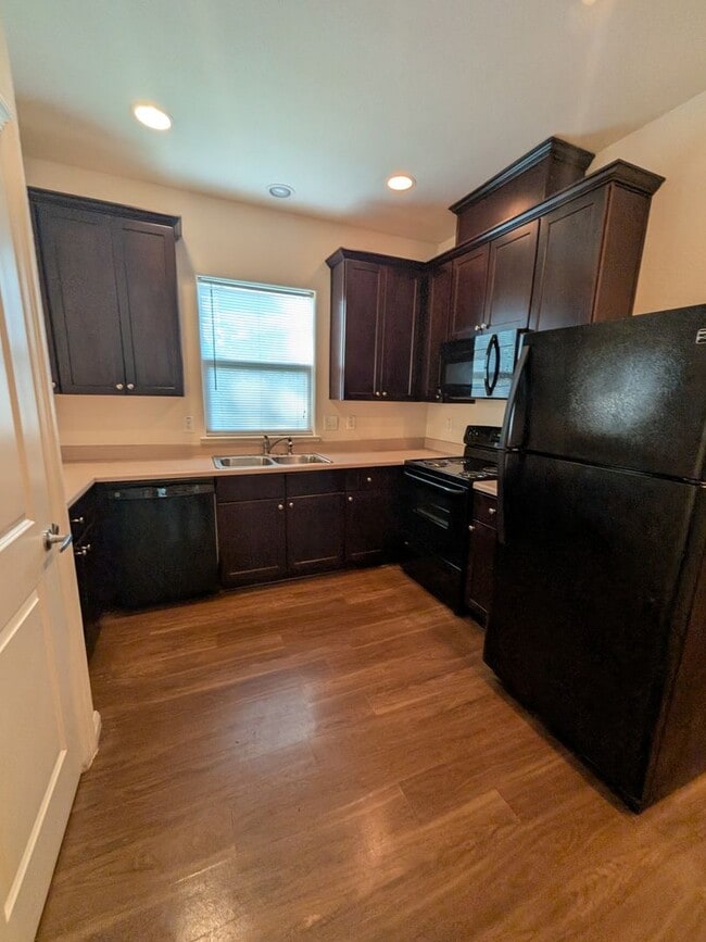 Foto del edificio - 405 E Simmons Ave