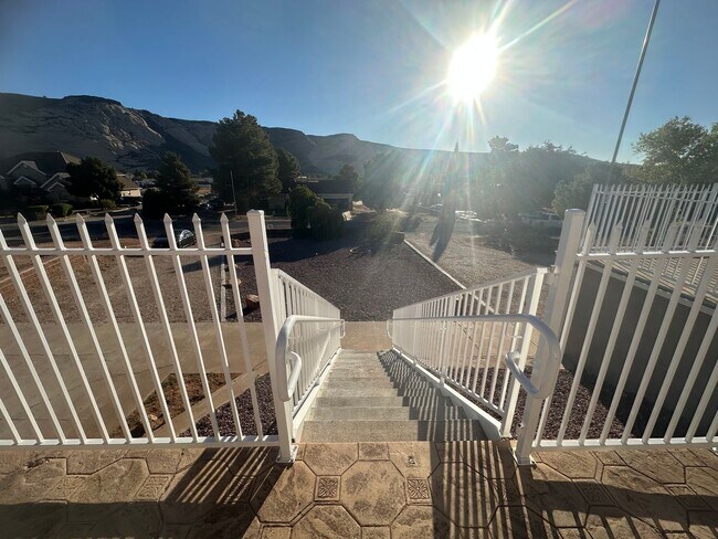 Foto del edificio - Quiet neighborhood, 3 bedroom, 2 bath home, huge front patio/deck, RV parking!