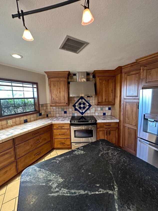 Primary Photo - Beautiful 3 Bedroom, 3 Bathroom, Available...