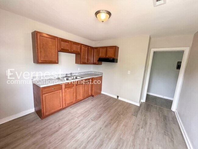 Building Photo - 1000 4th Ave W