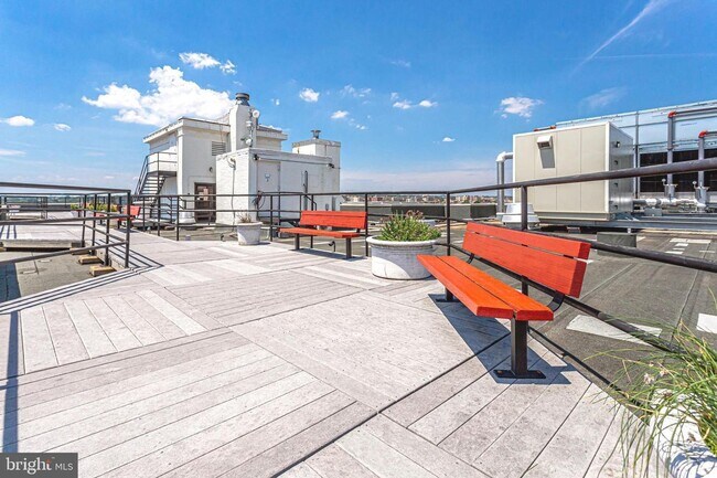 Foto del edificio - Dupont Circle Studio Apartment W/Roof Top & Front Desk Available Now!