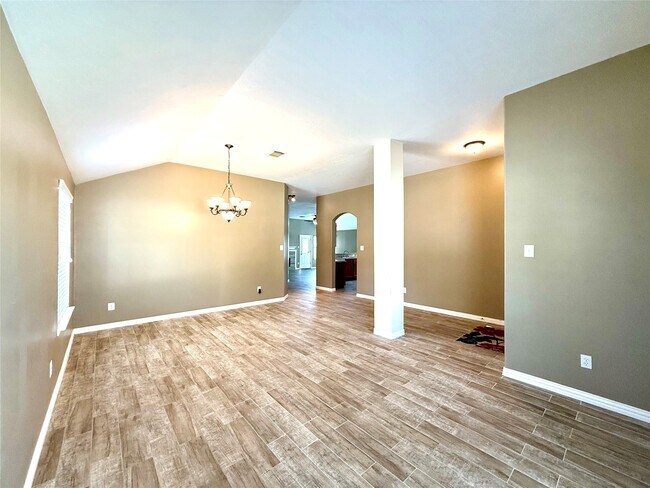 Foto del edificio - 10022 Driftwood Park Dr