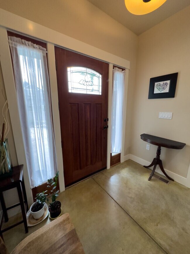 Foto del edificio - Beautiful Talent home w/bonus room and off...