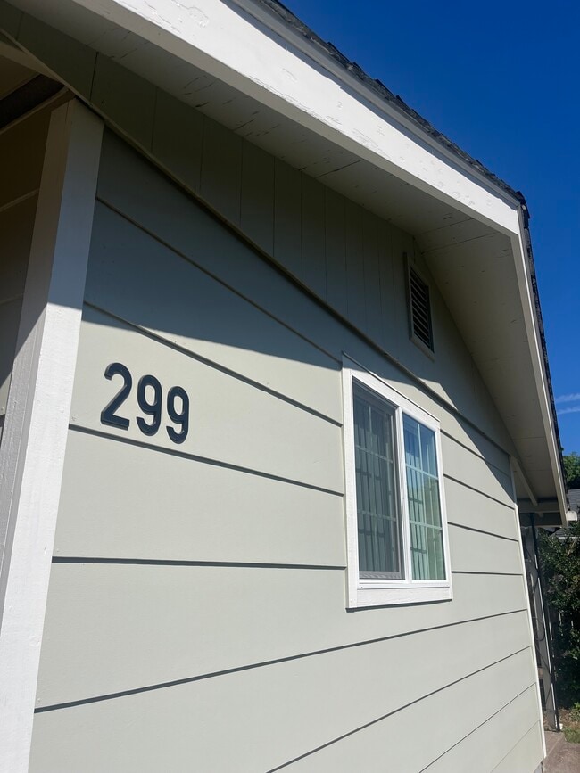 Building Photo - 299 Lobelia Ave