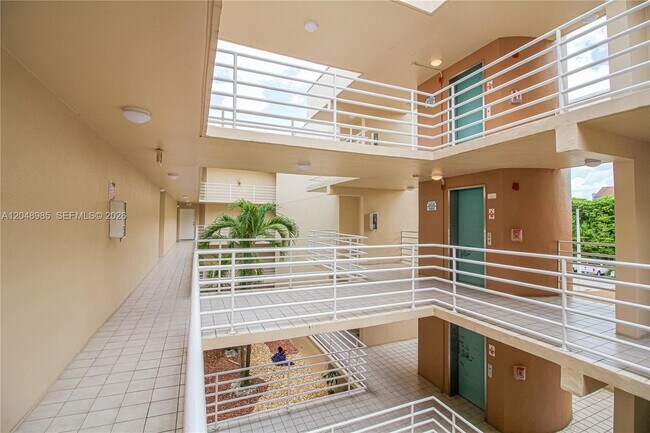 Foto del edificio - 8050 NW 8th St