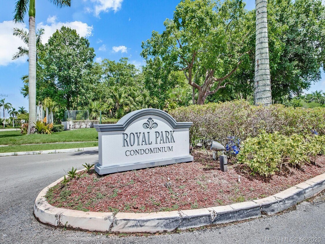 Primary Photo - 108 Royal Park Dr