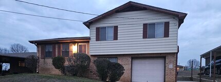 Building Photo - 608 Old Pine Rd