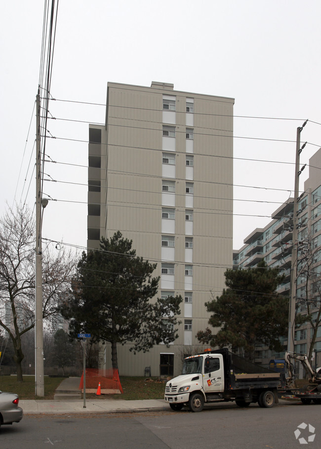 Building Photo - Royal Tower