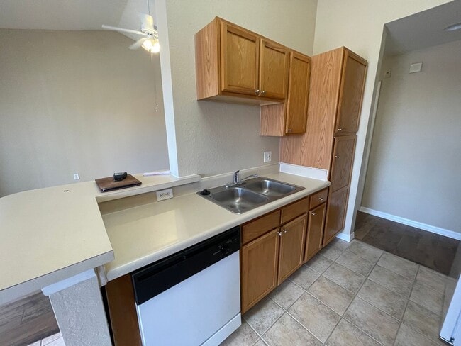 Building Photo - ANNUAL RENTAL - 2 BED / 1 BATH AT FAIRWAY PRESERVE