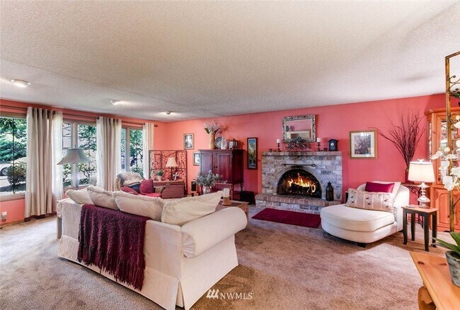 Building Photo - 3 bedroom 2.5 bathroom single family house...