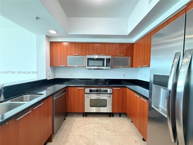 Foto del edificio - 15051 Royal Oaks Ln