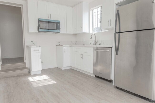 Building Photo - 6613 Crenshaw Blvd