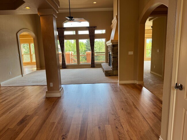 Building Photo - Prime location! 5 bed, 4 bath, 3 car!