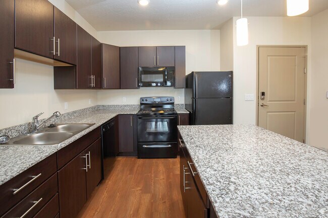 Full Kitchen - Dry Creek Apartments