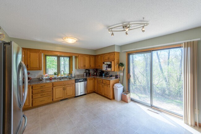 Building Photo - 4 br, 3 bath House - 5999 Highview Place