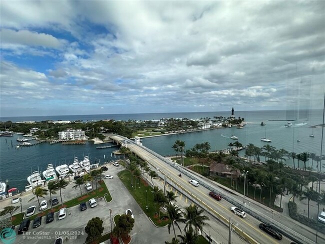 Foto del edificio - 2639 N Riverside Dr