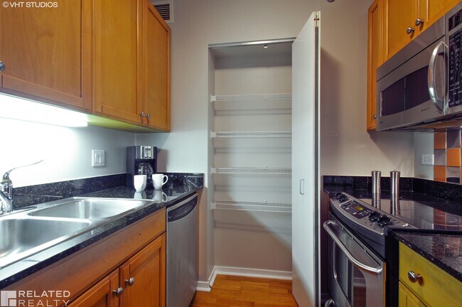 Building Photo - 400 N LaSalle Dr