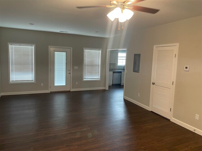 Building Photo - 515 Hilton Way