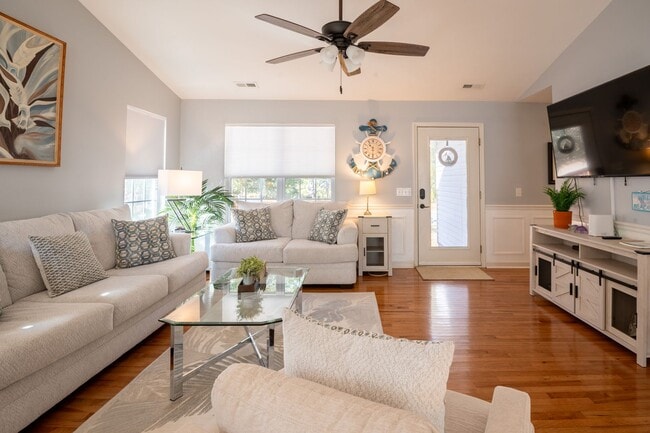 Foto del edificio - FURNISHED OFF-SEASON MONTHLY RENTAL FOR 2026