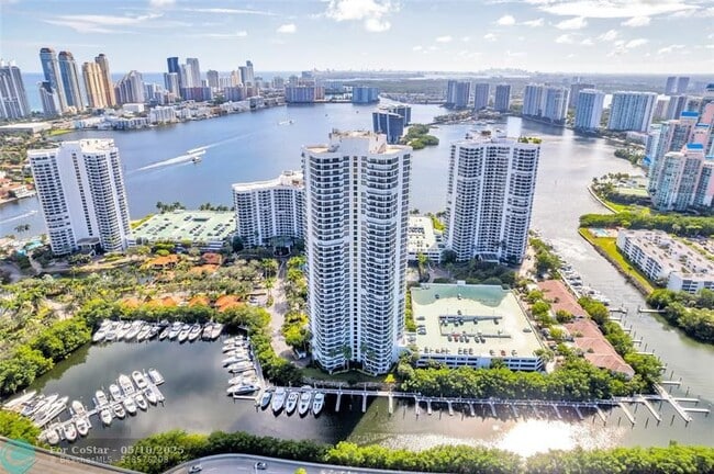 Building Photo - 3500 Mystic Pointe Dr
