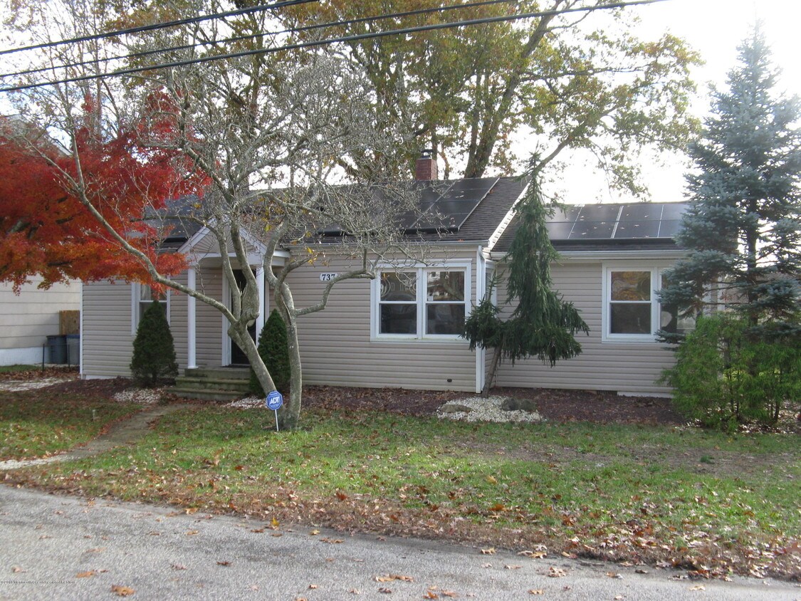 Primary Photo - 737 Acorn Dr