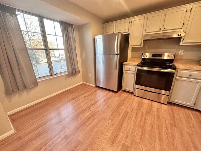 Foto del edificio - Amazing 2 BR/2.5 BA Townhome in Forestvill...
