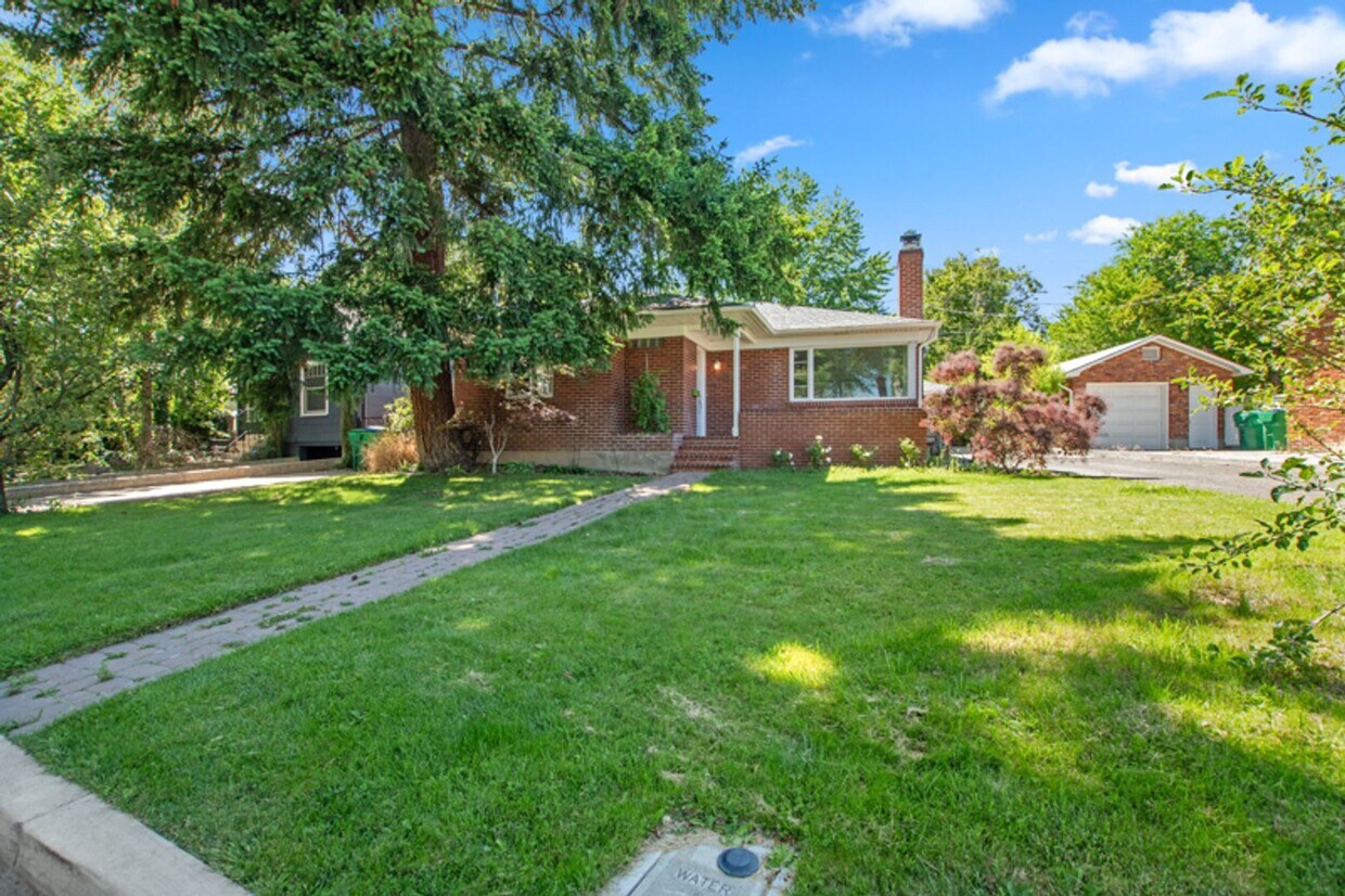 Foto principal - Old Southwest 2 bed / 1 bath / 1 car garag...