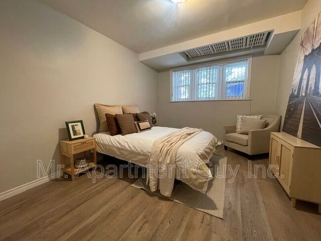 Building Photo - 2 Balsam Ave S