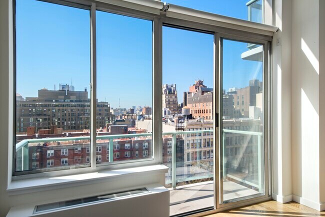 Building Photo - Sun-filled Duplex with Private Balcony