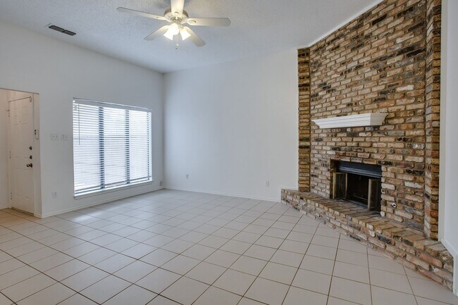 Building Photo - Spacious 2/2/2!