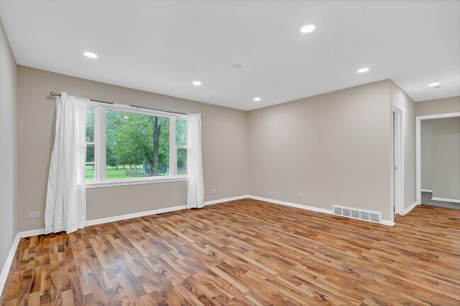 Building Photo - 617 W Kenilworth Ave