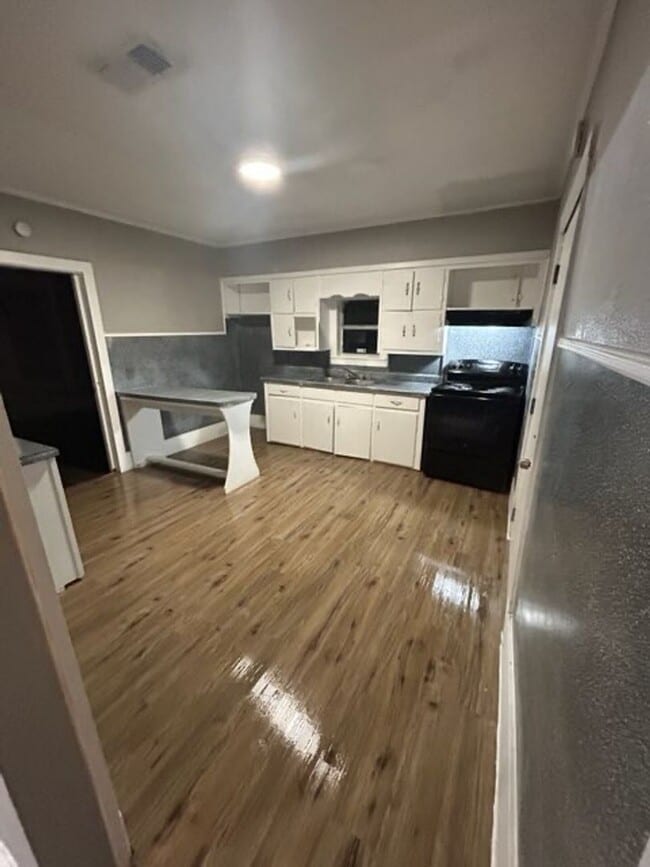 Building Photo - 350 W Waco Ave