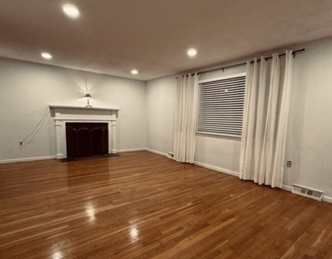 Foto del edificio - 10 Evergreen Ave