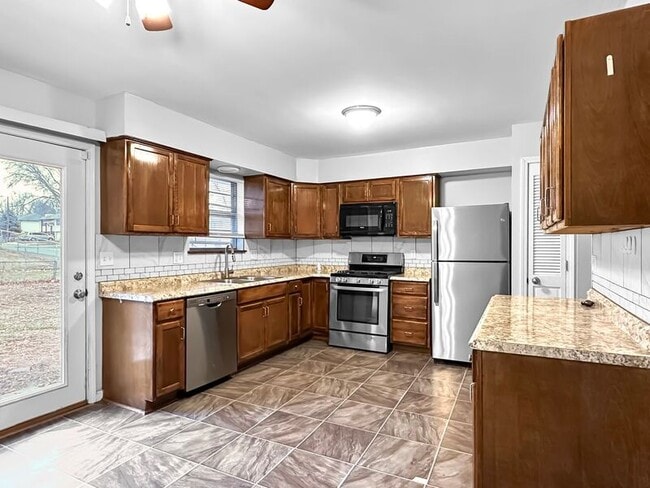 Building Photo - 1300 Golfview Dr