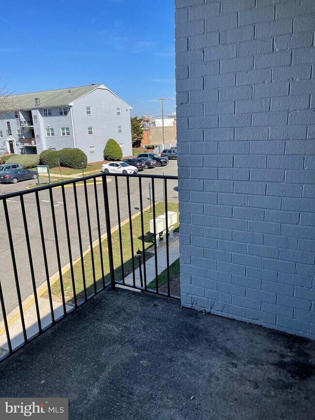 Foto del edificio - 7094 Spring Garden Dr