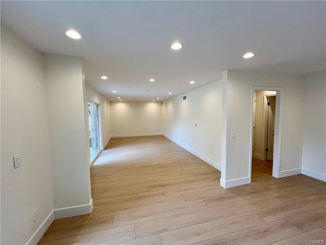 Foto del edificio - 6341 Callicott Ave