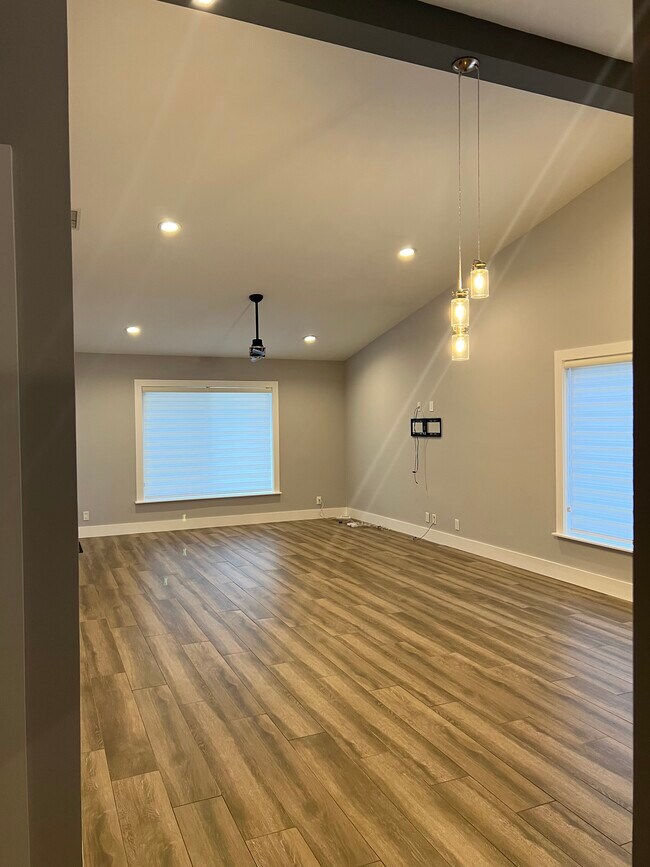 Sala de estar con techos abovedados - 10961 SW 11th Pl