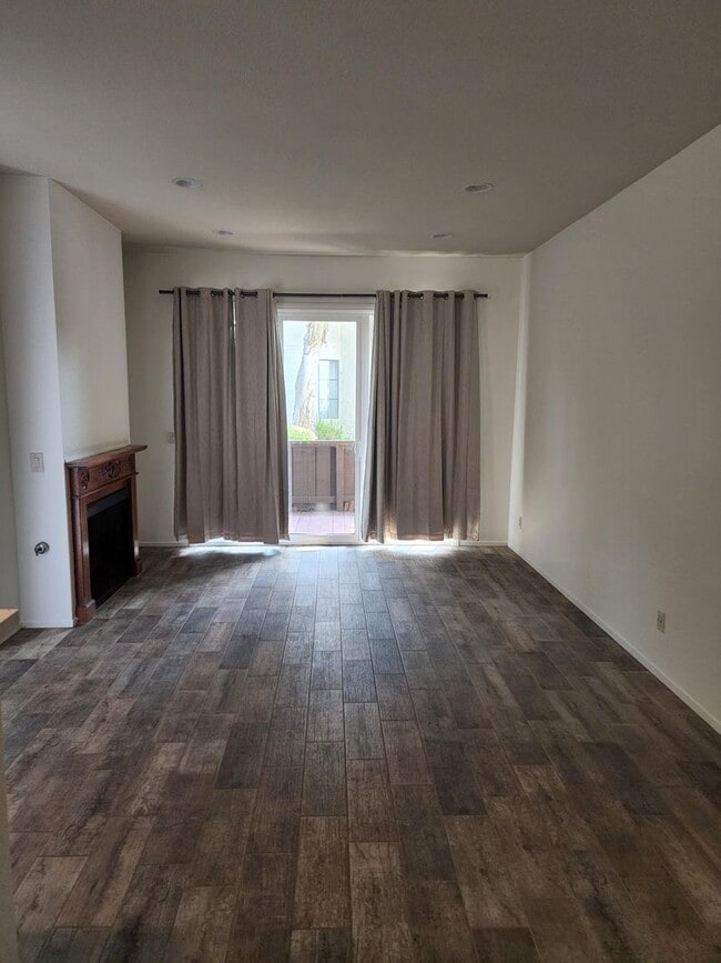 Building Photo - Meadow Brook Village: Lower 1 Bedroom 1 Ba...