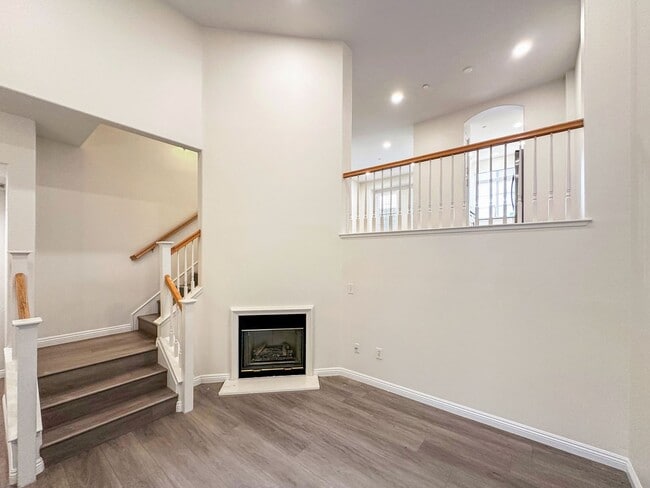 Foto del edificio - Beautifully Renovated 2BR / 2.5BTH in Irvine | 2-Car Garage + Pool & Spa