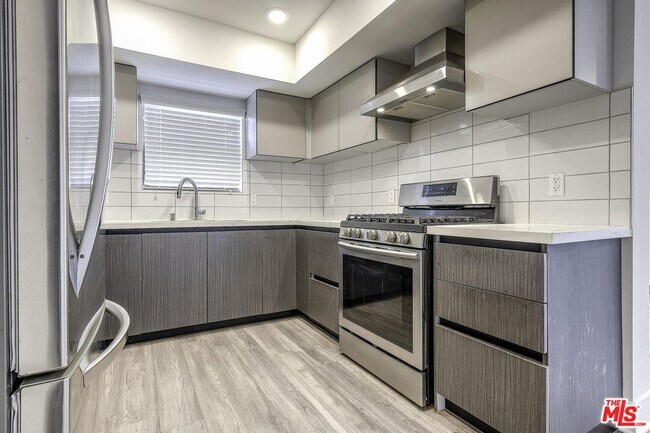 Foto del edificio - 5030 Rosewood Ave