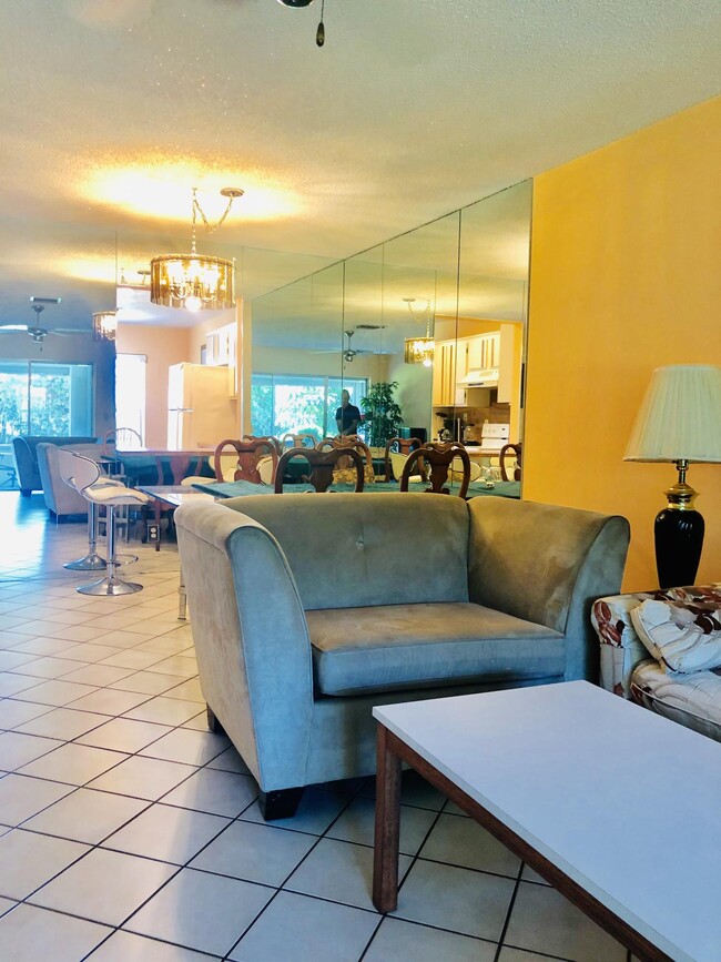 Foto del edificio - 5368 Privet Pl