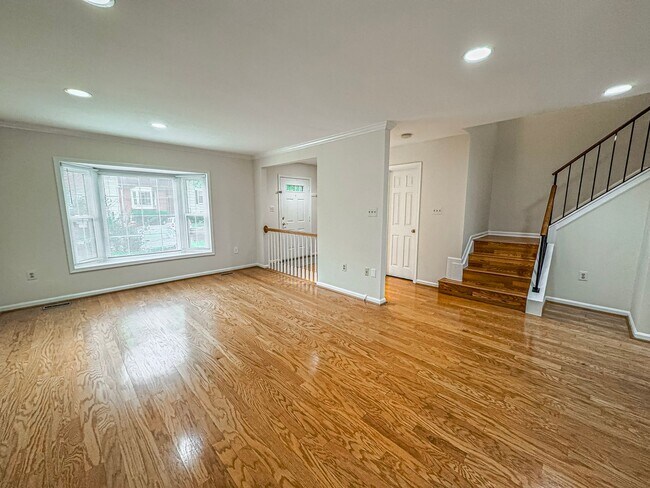 Building Photo - Well-Maintained 3 Bed 3.5 Bath Townhome Wi...