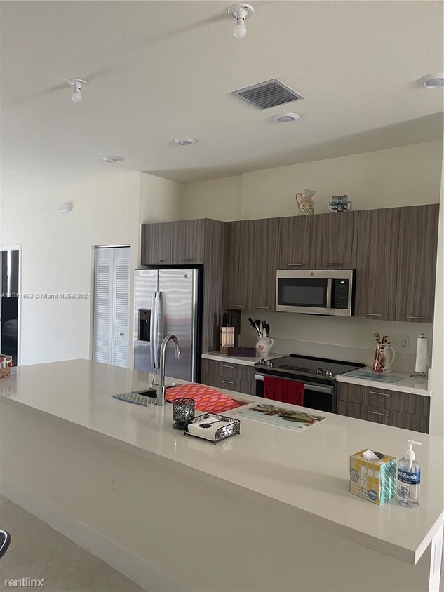Primary Photo - 3 br, 2 bath House - 7905 NW 104th Ave Apt 24